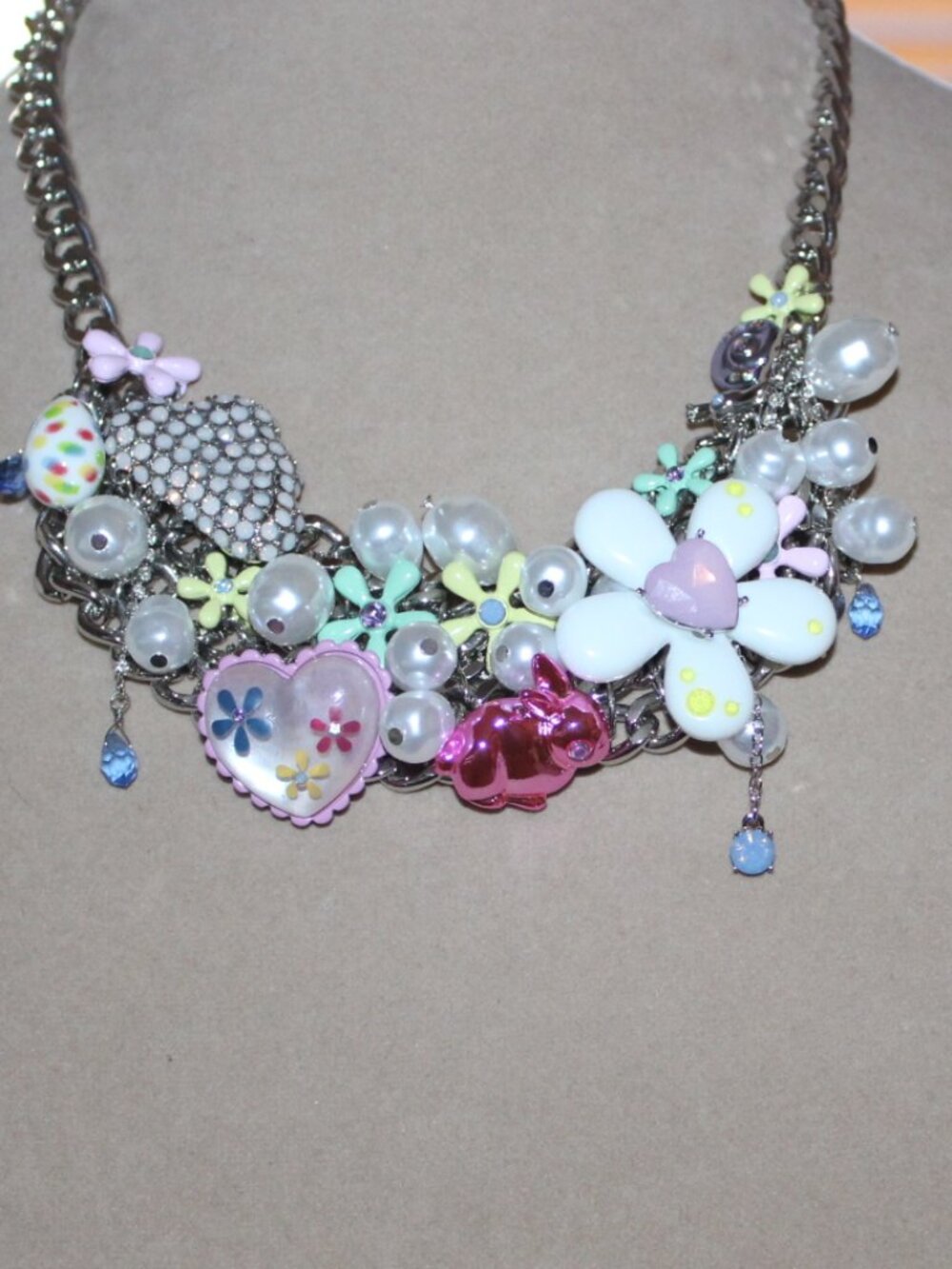 NWT Betsey Johnson bib statement necklace and matching earrings set. STUNNING! - Picture 6 of 15